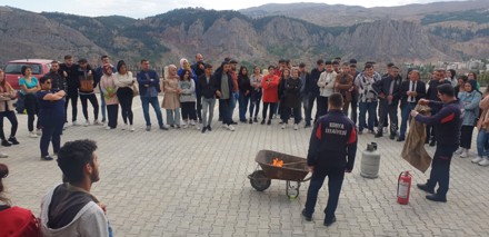 Meslek üksekokulumuzda yangın güvenliği eğitimi ve tatbikatı düzenlendi.